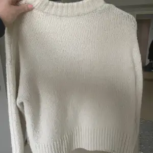 En stickad tröja från Gina tricot i storlek S