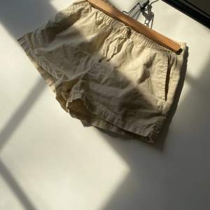 Söta linne shorts! Jätte fina till sommaren, bra skick