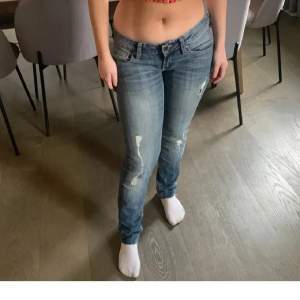 Lågmidjade jeans från mango💙 Modellen på bild är s och 1.57 lång