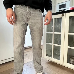 Jack & Jones Byxor Grå Man (Storlek 29/30) loose - Säljer Gråa Jack n Jones byxor eftersom dessa inte passar mig längre. Dom har sällan använts, men av användning av dom har de fått en fläck på höger bak ben. Ny pris 600 jag har dragit ner dom till 399kr pågrund av fläcken (fläckborttagning kan gå)