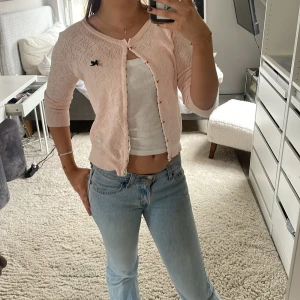 JÄTTESÖT kofta  - Säljer en så söt kofta från odd molly! Perfekt till sommaren/våren💘 trekvartslånga ärmar 