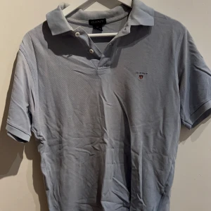 Gant piké/T-shirt - Säljer ut kläder som ej kommer till användning längre. En Gant piké i storlek S i bra skick. Pris kan diskuteras!