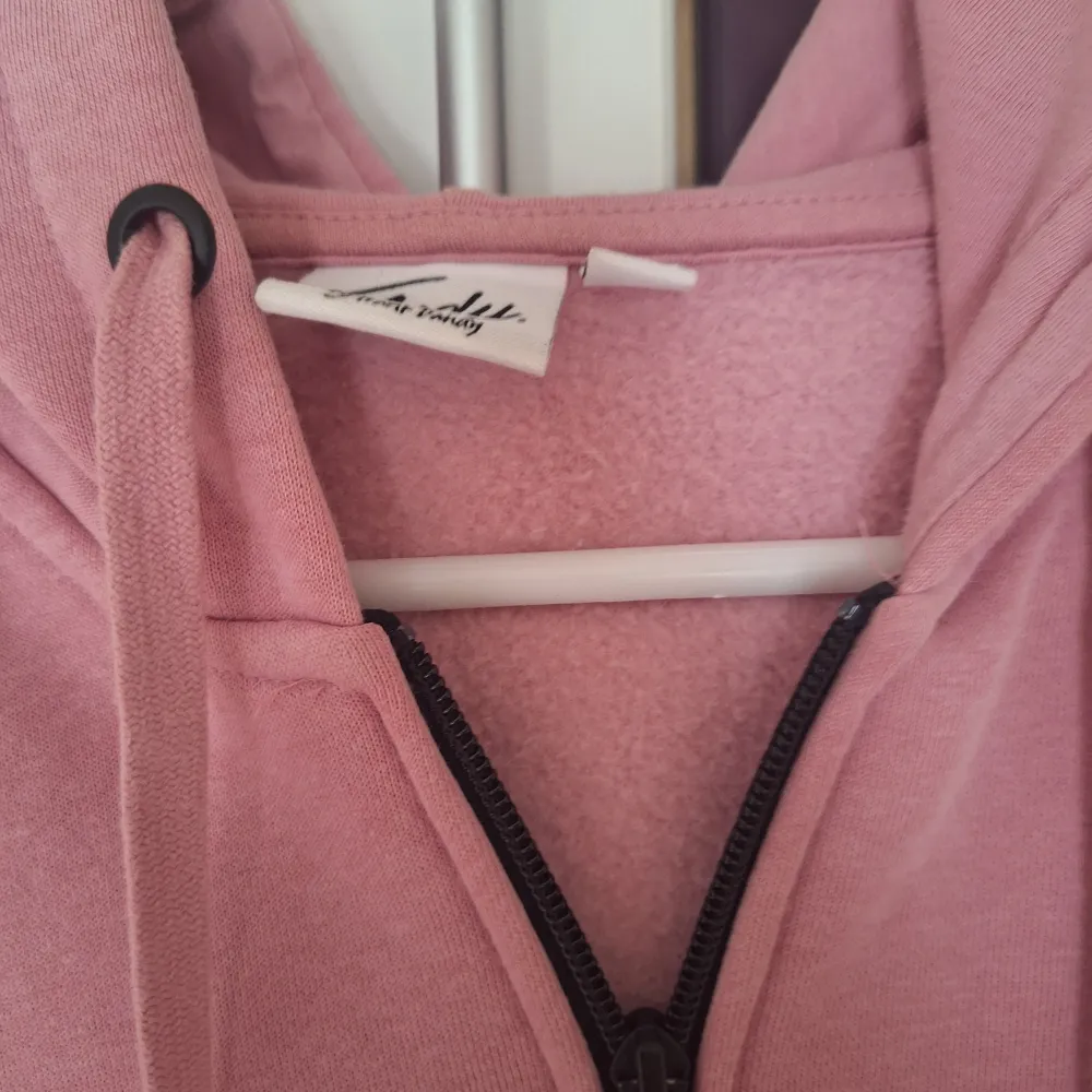 Rosa zip up hoodie ifrån märket Andy by Frank Dandy. Den är mycket mjuk innuti och felfri.   Hämtas upp i Malmö. Hoodies.