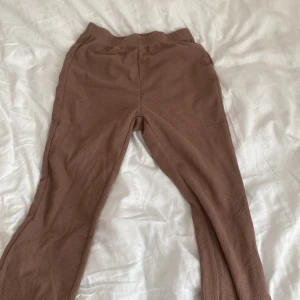 Mörkbeige byxor - Beige/ bruna byxor. 