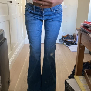 Low flare jeans - Helt oanvända lågmidjade jeans med flare med broderi på bakfickorna. 1% elastane. Innersbenslängd är 78cm och mått mätt rakt över midja är 40cm