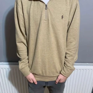 Polo Ralph lauren half zip  - Jag säljer min polo Ralph lauren half zip i storlek M. Tröjan är i nyskick då jag användt den fåtal gånger pågrund av att den är för stor. Modellen är 180cm. Köpt från zalando för 2000kr. Skriv gärna om du har funderingar eller frågor.