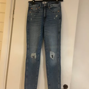 Jeans  - Två par vanliga jeans från lager 157. Det finns två stycken om du skulle gilla de första kan man alltid köpa ett till par. Vi alla har ju våra favorit jeans. Högmidjade 