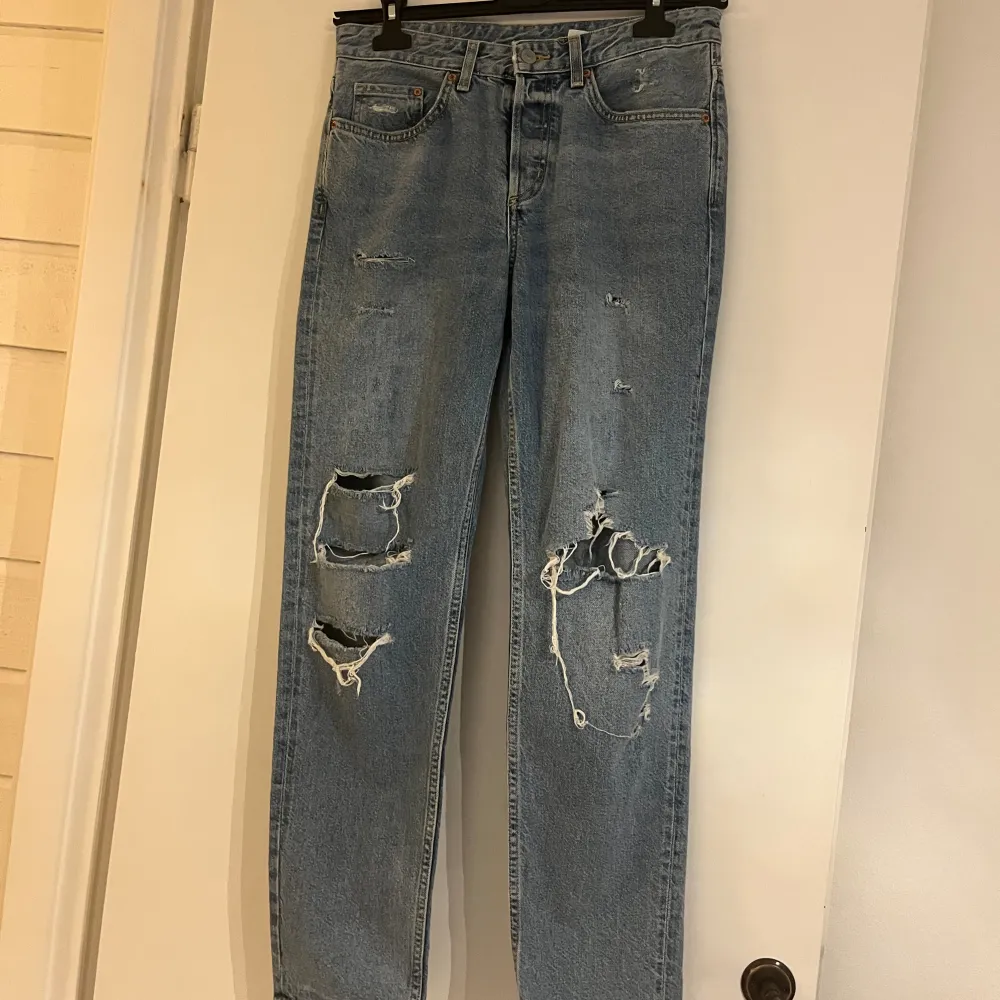 Ett fint par jeans med en del hål i som kam vara just det du letar efter. Sköna att ha på sig. LÅGMIDJADE! Tyvärr finns de en möjlighet till fler bilder. Om du är intresserad skriv? Så hjälps vi åt. . Jeans & Byxor.