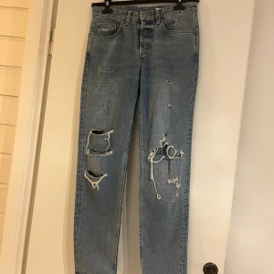 Jeans  - Ett fint par jeans med en del hål i som kam vara just det du letar efter. Sköna att ha på sig. LÅGMIDJADE! Tyvärr finns de en möjlighet till fler bilder. Om du är intresserad skriv? Så hjälps vi åt. 