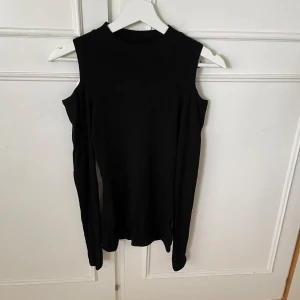 Stickad tröja - Från hm men bara axlar, Finstickad. Superbra skick!