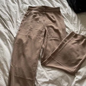 Sommarbyxor - Raka sommarbyxor från Nelly i fint skick och storlek xs. 