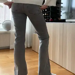 Super sköna gråa jeans!!💗 nästan aldrig använda för dom är för små. Super sköna och fina! Om du är 1,65/1,63 passar dom någ parfekt💗