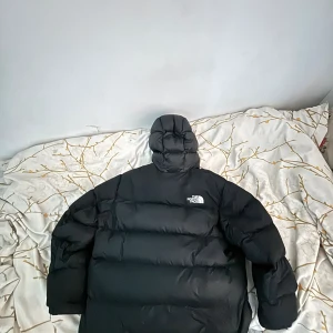North face 550 jacka  - Säljer nu min North face 550 jacka, Jackan försig är i väldigt bra skick. Den är även relativt ny.