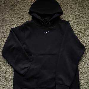 Svart nike hoodie. Den är varmt o skönt. Har använt det några gånger fast det är inte nått fel med den. Snören har jag tagit bort så den finns inte. Priset kan diskuteras vid snabb affär.