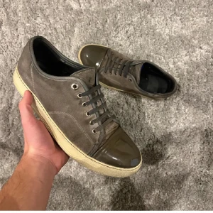 lanvin  - tja.säljer ett par fetta lanvin skor  bara  för2000 priset kan diskuteras  skick 7/6/10  för sulor är lite förstörd  skorna ogj kommer inte med