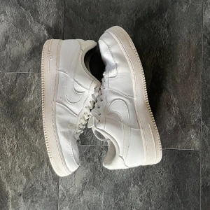 Nike Airforce - Fina använda Nike airforce vit, kan gå ner i pris vid smidig affär!!