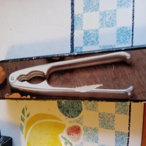 Nötknäppare silverfärgad . - Nötknäppare silverfärgad ligger i sin original ask .