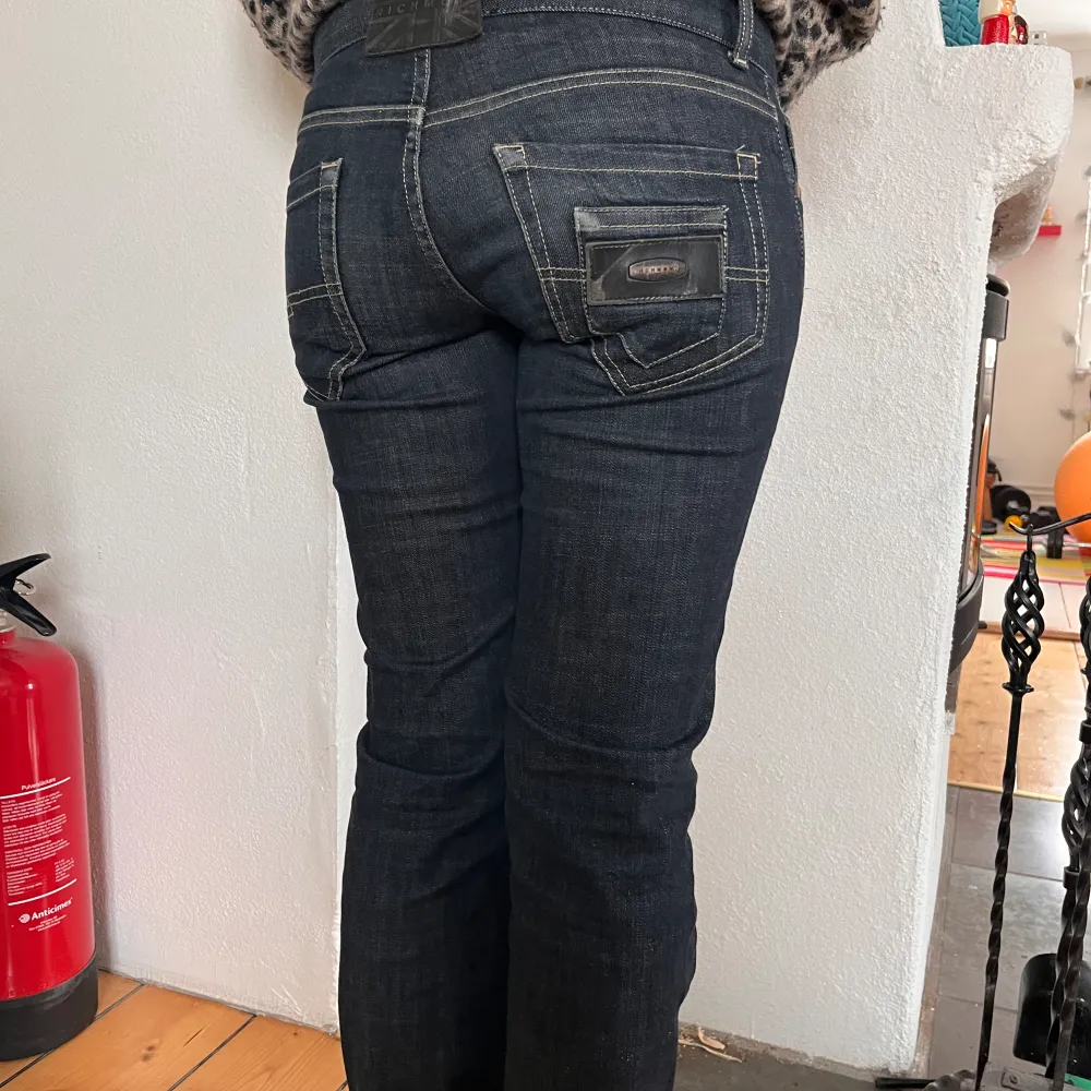 Super snygga lågmidjade jeans, i bra skick 🌟säljer då dom inte kommer till användning längre. Bara att skriva vid fler frågor 💗😊. Jeans & Byxor.