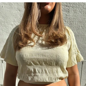 Gul blus  - Gul söt blus med en rosett där bak 