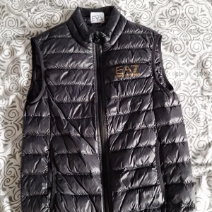 Ea7 väst guldkogga - Säljer en ea7 väst i nästan nyskick. Har används lite förra sommaren men sen den har bara varit i garderoben. Inga hål eller nånting. Storlek Xs bara skriva om ni har frågor 