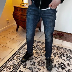 Dobber Jeans - Dobber Jeans! Riktigt fet fade. Laidback som fan asså. Titta vår sida så du inte missar något ännu fetare!