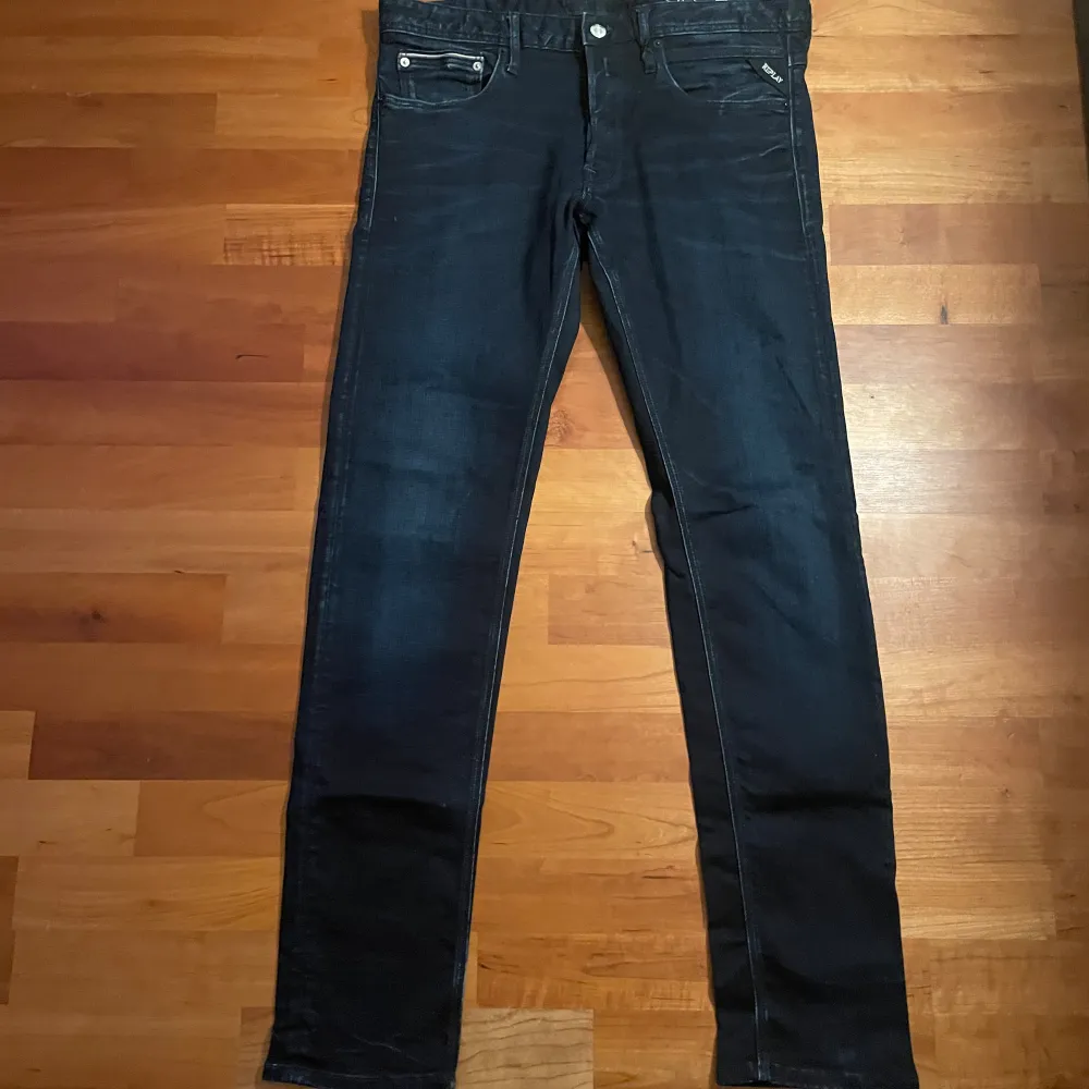 Säljer ett par riktigt sköna jeans från replay för 499kr. Storlek: 33, modell: Ronas, skick: 8/10.. Jeans & Byxor.