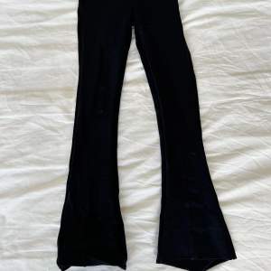 svarta kostymbyxor i strlk xs från lindex. Inga defekter och kontakta för frågor❤️ OBS! fickorna på baksidan är ”fejk”🥰