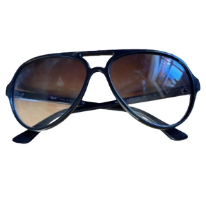 Ray-Ban cats 5000 - ”Ray-Ban cats 5000” | skick 9,5/10 | storlek: onesize | fadeglas | nypris 1400kr vårt pris 599kr | fodral medföljer 🕶️|  Skriv vid eventuella frågor eller funderingar 
