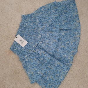 Blå kjol - Superfin blå kjol från BikBok strl S. Aldrig använd med prislapp kvar. Nypris 399kr.