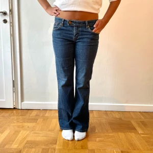 Superfina lowwaist jeans🫶🏻😍 - Så najs modell på jeansen!☺️  Innerbenslängd 78 cm och  midjemått 38 cm rakt över💕