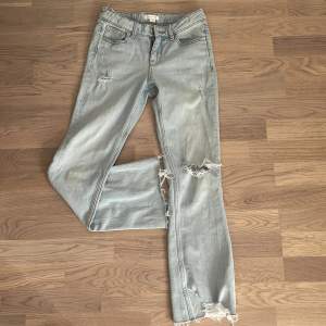 Säljer dessa super snygga jeans från Gina Young i storlek 146. Använda fåtal gånger och säljer då det blivit försmå och då inte kommer till användning 💓Kontakt gärna för flera frågor och bilder 🤩🤩