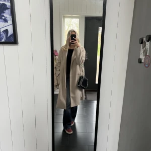 Gina tricot kappa  - Säljer min kappa från Gina då den inte kommer till andvändning💗😚(skorna och väskan är även till salu)
