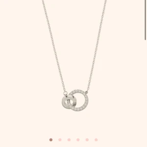 Edblad halsband - Säljer mitt populära Edblad halsband. Det är deras Eternal Orbit Necklace. Rostfritt stål!! Nypris 449 kr