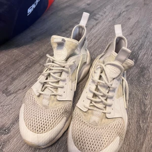 Jätte fina kike skor i strl 41 eller 42 - Bra skick kan behövas tvätta lite annars inge fel