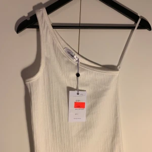 One shoulder linne - One shoulder linne i vitt, oanvänt 