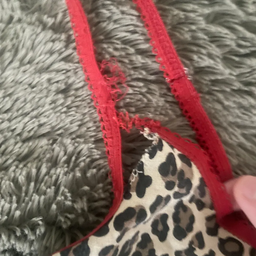 fint leopard linne från elle undewear 😇 lite trasigt vid ena axelbandet (andra bilden) men går nog att sy! Storlek s passar även xs. Toppar.