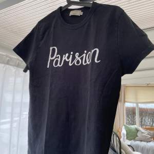 Säljer denna riktig feta Maison Kitsune T Shirt som kommer trenda i sommar | Storlek XS, sitter lite större | Fint skick | Nypris 1000kr | Mitt pris 549kr