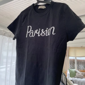 💫Maison Kitsune - Säljer denna riktig feta Maison Kitsune T Shirt som kommer trenda i sommar | Storlek XS, sitter lite större | Fint skick | Nypris 1000kr | Mitt pris 549kr