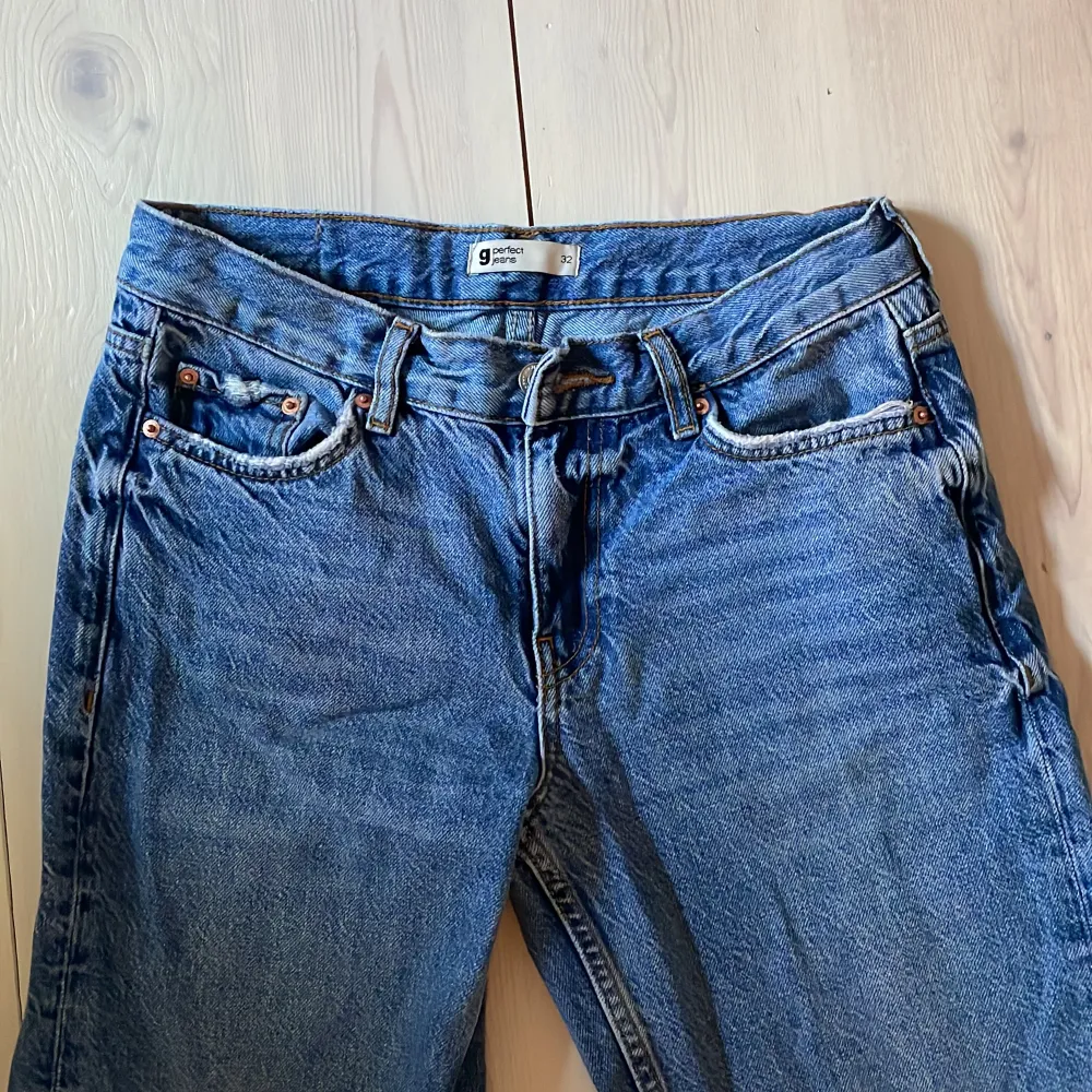 säljer mina älskade jeans från Gina Tricot. De är low wasted, men inte super low wasted. Straighta, ganska långa byxor,själv är jag 1,75m och de passar mig perfekt. Inga fläckar eller liknade, de är inte jätte baggy.Och de passar bäst till någon smal. Jeans & Byxor.