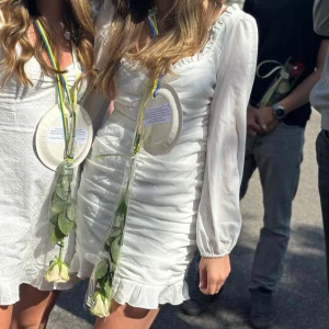 Skolavslutningsklänning - Säljer min skolavslutningsklänning (den till höger). Använd 1 gång! Jättebra skick💞Pris kan diskuteras. 