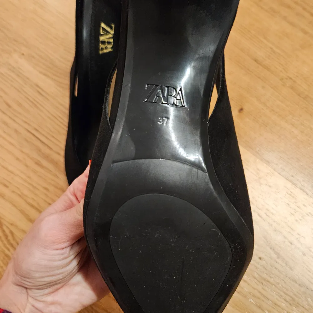 Zara klackskor med 5-6 cm klack. Helt nya och har ej använt (se bilder). Köpt för 550 kr. . Skor.
