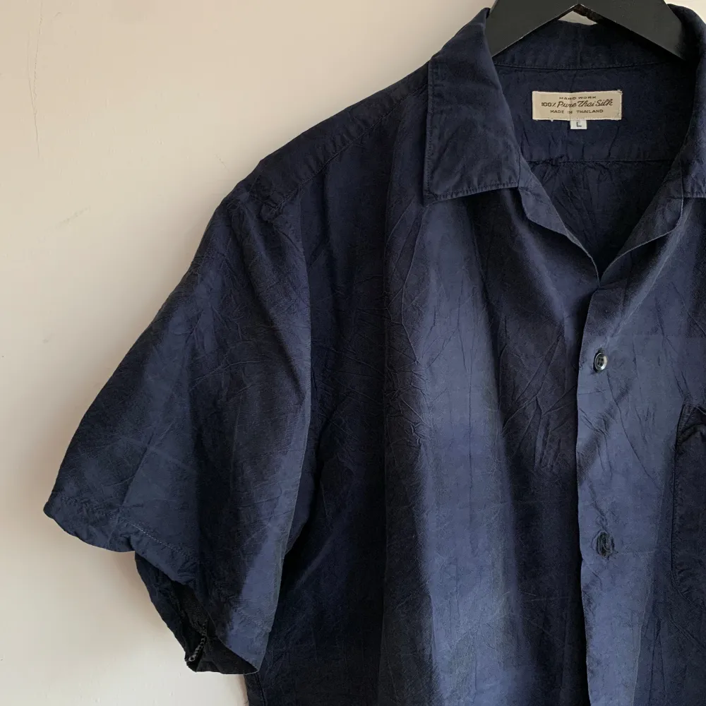 Retro / vintage kortärmad skjorta i silke. Tunn och skön för sommaren. Storlek M, men fråga efter mått. Funkar för olika passformer. Mörkblå i skiftande nyans. 🌞. Skjortor.