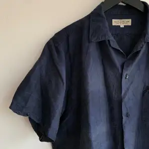 Retro / vintage kortärmad skjorta i silke. Tunn och skön för sommaren. Storlek M, men fråga efter mått. Funkar för olika passformer. Mörkblå i skiftande nyans. 🌞