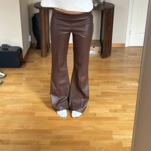 Läderbyxor bootcut  - Coolaste byxorna 😍märke o strlk står ej men skulle gissa på L, på bilden har jag vikt ner dom ett varv så dom blir mer lågmidjade💕jag är 177cm midjemått: 39cm +stretxh Innerben: 83 cm