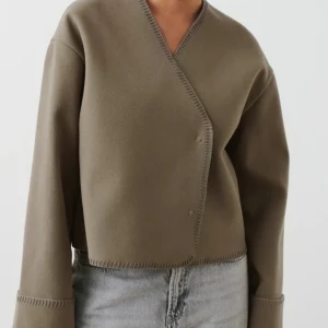 Ginatricot jacka - Super fin beige jacka ifrån ginatricot! Skicket är som ny. Mycket finare beige färg som syns på bild 2. Buda högst!