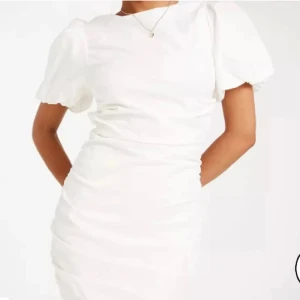 Jättefin vit klänning  - Jättefin klännning från Nelly med rosetter i ryggen. Perfekt att ha till studenten. Klänningen är oanvänd och lappen sitter kvar🥰