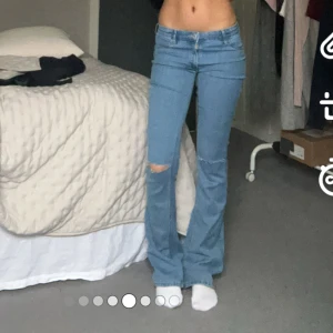 Lågmidjade jeans - Superfina lågmidjade oxh bootcut jeans från hm💕 baenstorlek 170 men passar xs/s❤️ Midjemått: 36 cm Innerbenslängd: 80 cm