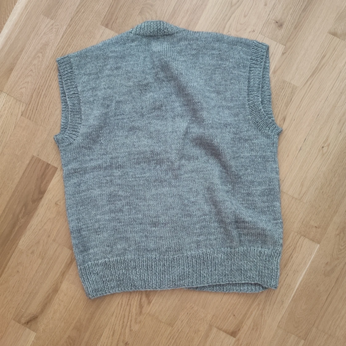 Grå stickad väst - 90