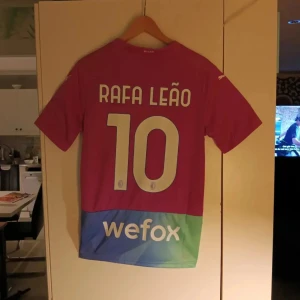 Ac milan  - Säljer mitt ac milan ställ. Har aldrig blivit andvänd. Säljer på grund av fel storlek 