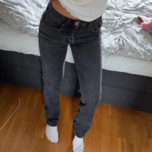 slutsålda jeans, väldigt fin kvalitet för närmre bilder kontakta mig privat! ge prisförslag!🩷